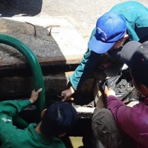 Việc sử dụng dịch vụ hút hầm cầu huyện Chợ Mới tỉnh An Giang là rất cần thiết trong trường hợp hầm cầu bị nghẹt.
