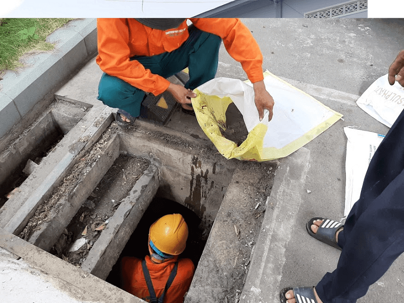 Nhân viên công ty Nhật Quang hút hầm cầu sạch, nhanh, gọn